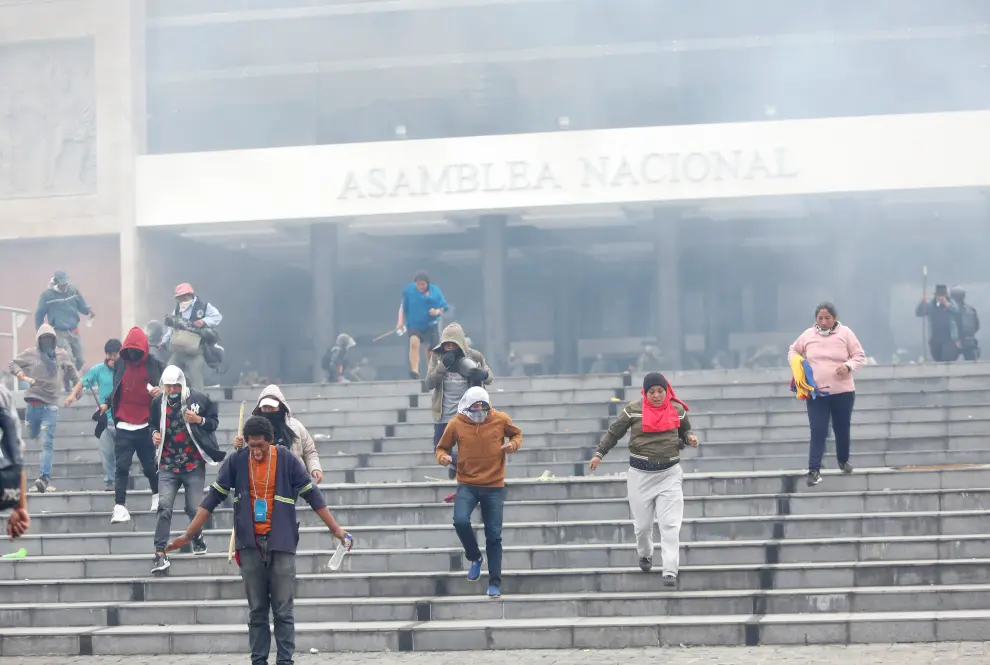 Demonstrators and members of the security forces clash during a protest against Ecuador's President Lenin Moreno's austerity measures, inside the National Assembly building, in Quito, Ecuador, October 8, 2019. REUTERS/Carlos Garcia Rawlins [[[REUTERS VOCENTO]]] ECUADOR-PROTESTS/