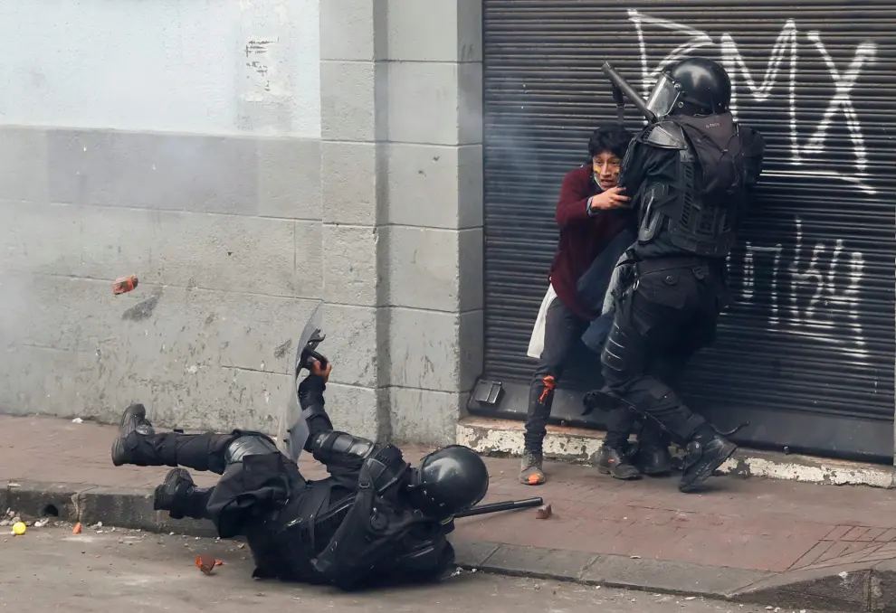 A riot police officer falls down while detaining a demonstrator during a protest against Ecuador's President Lenin Moreno's austerity measures, in Quito, Ecuador, October 8, 2019. REUTERS/Carlos Garcia Rawlins [[[REUTERS VOCENTO]]] ECUADOR-PROTESTS/
