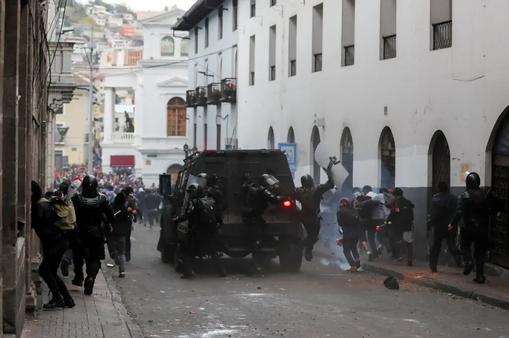 A demonstrator throws back a tear gas canister during a protest against Ecuador's President Lenin Moreno's austerity measures, in Quito, Ecuador, October 8, 2019. REUTERS/Carlos Garcia Rawlins [[[REUTERS VOCENTO]]] ECUADOR-PROTESTS/