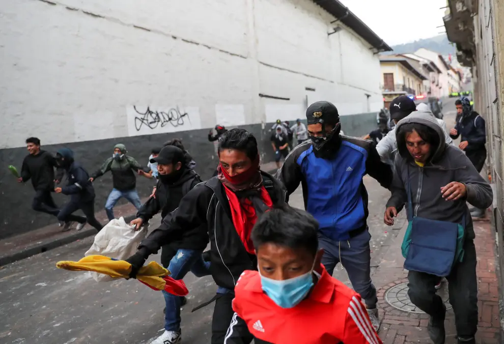 Demonstrators run during a protest against Ecuador's President Lenin Moreno's austerity measures, in Quito, Ecuador, October 8, 2019. REUTERS/Carlos Garcia Rawlins [[[REUTERS VOCENTO]]] ECUADOR-PROTESTS/