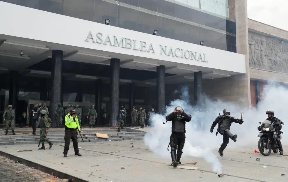 Demonstrators react as they clash with security forces during a protest against Ecuador's President Lenin Moreno's austerity measures in Quito, Ecuador, October 8, 2019. REUTERS/Ivan Alvarado [[[REUTERS VOCENTO]]] ECUADOR-PROTESTS/