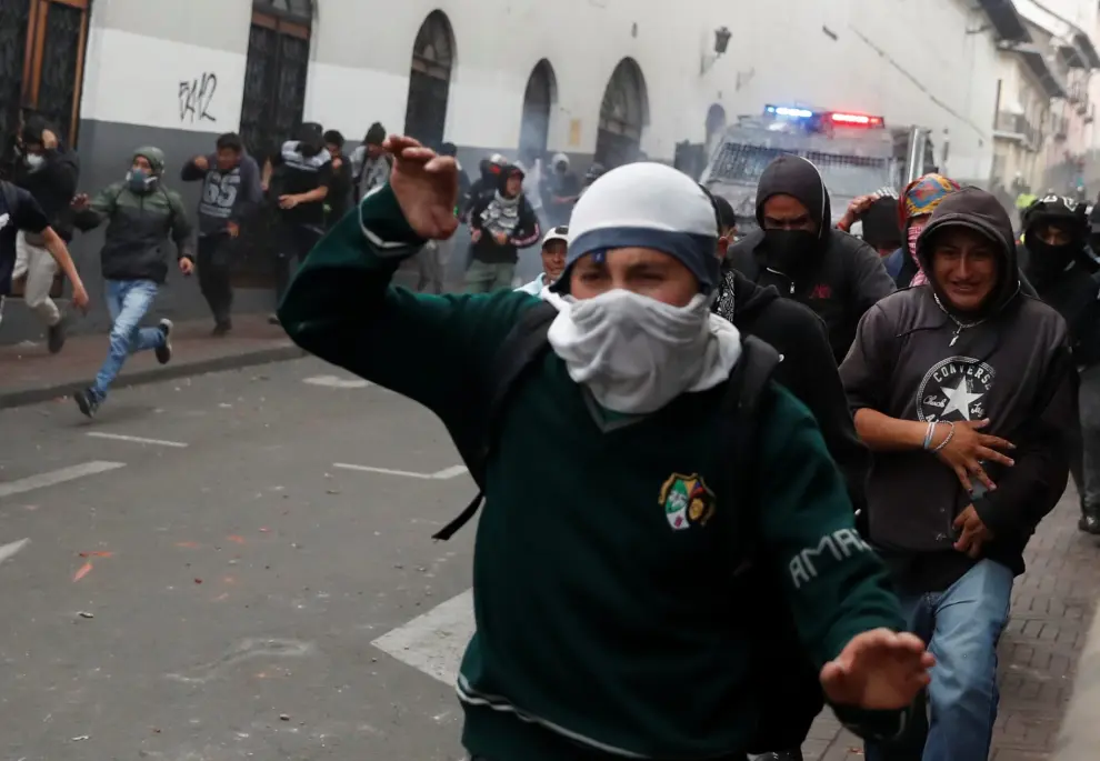 Demonstrators clash with security forces during a protest against Ecuador's President Lenin Moreno's austerity measures in Quito, Ecuador, October 8, 2019. REUTERS/Ivan Alvarado [[[REUTERS VOCENTO]]] ECUADOR-PROTESTS/
