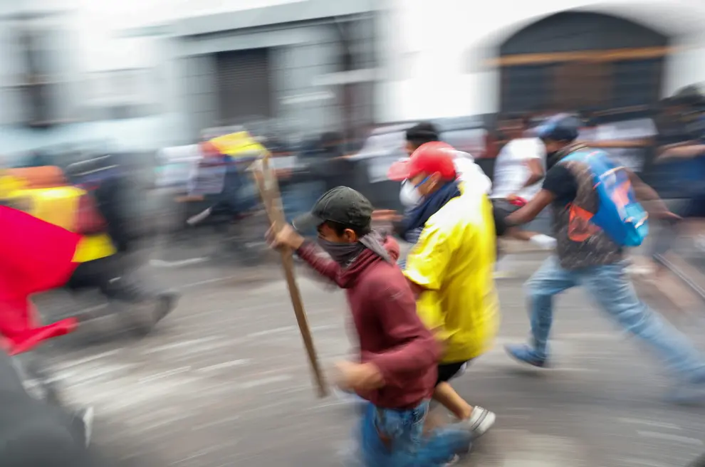 Demonstrators run away from the riot police during a protest against Ecuador's President Lenin Moreno's austerity measures in Quito, Ecuador, October 8, 2019. REUTERS/Ivan Alvarado [[[REUTERS VOCENTO]]] ECUADOR-PROTESTS/