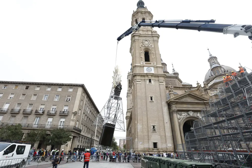 La imagen de la Virgen del Pilar ya corona la estructura de la plaza, a la espera de que este sábado tenga lugar la tradicional y multitudinaria Ofrenda de Flores.