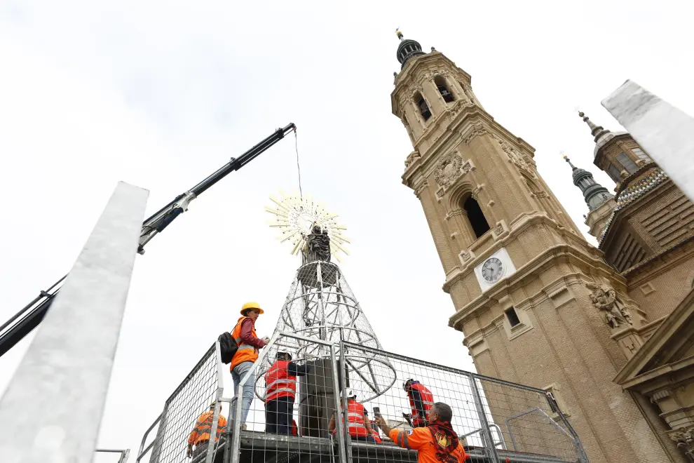 La imagen de la Virgen del Pilar ya corona la estructura de la plaza, a la espera de que este sábado tenga lugar la tradicional y multitudinaria Ofrenda de Flores.