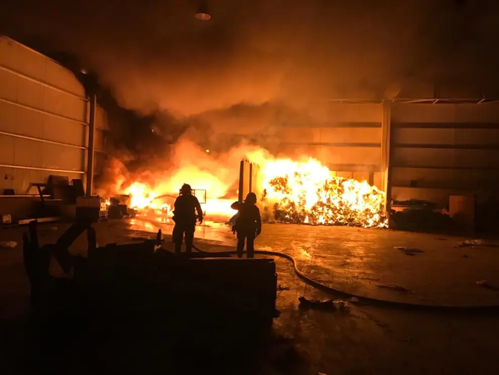 Dos incendios originados en menos de 4 horas han afectado a dos empresas del polígono industrial Plaza