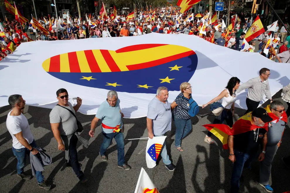 People attend a march to celebrate Spanish National Day and show their support for the unity of Spain, in Barcelona, Spain, October 12, 2019. REUTERS/Albert Gea [[[REUTERS VOCENTO]]] SPAIN-POLITICS/CATALONIA-SPAIN DAY