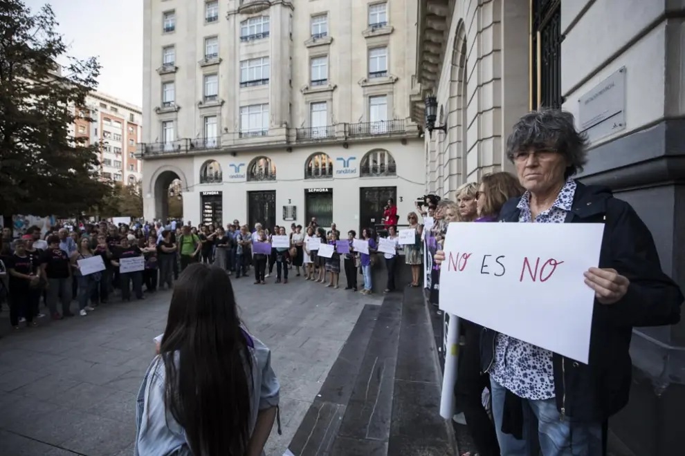 Concentración de rechazo en la plaza de España contra la agresión sexual ocurrida durante las Fiestas del Pilar.