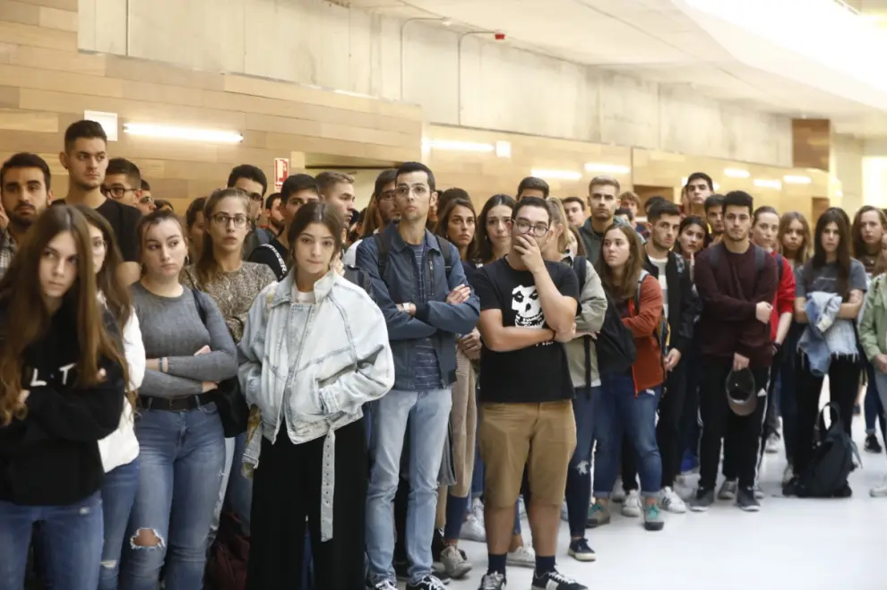 Minuto de silencio en la Facultad de Educación de Zaragoza por la muerte en accidente de tráfico de un estudiante aragonés de Erasmus en Suecia.