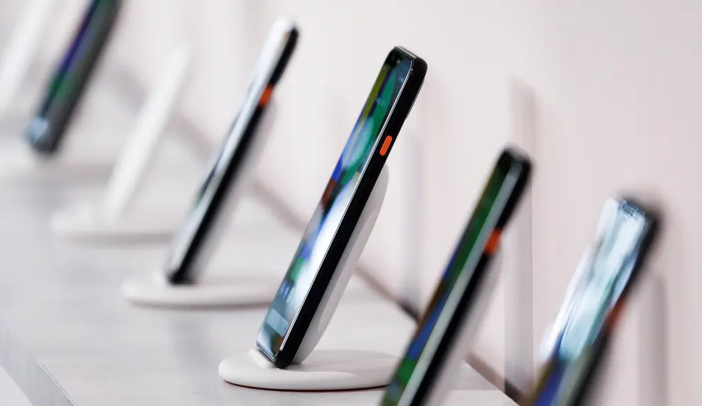 New York (United States), 15/10/2019.- A display of the new Google Pixel 4 phones during a Google product launch event called 'Made by Google '19' in New York, New York, USA, 15 October 2019. The company introduced a number of new products at the event including a new phone, a new laptop, earbuds, and a new smart speaker. (Estados Unidos, Nueva York) EFE/EPA/JUSTIN LANE Google Product Launch event in New York