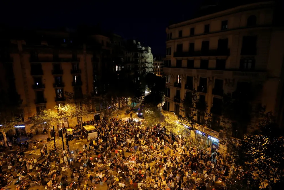 Los antidisturbios han cargado contra los manifestantes congregados junto a la Delegación de Gobierno en Barcelona.