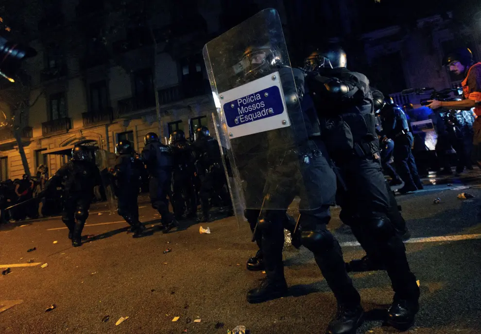 Los Mossos cargan contra los manifestantes congregados frente a la Delegación de Gobierno en Barcelona.