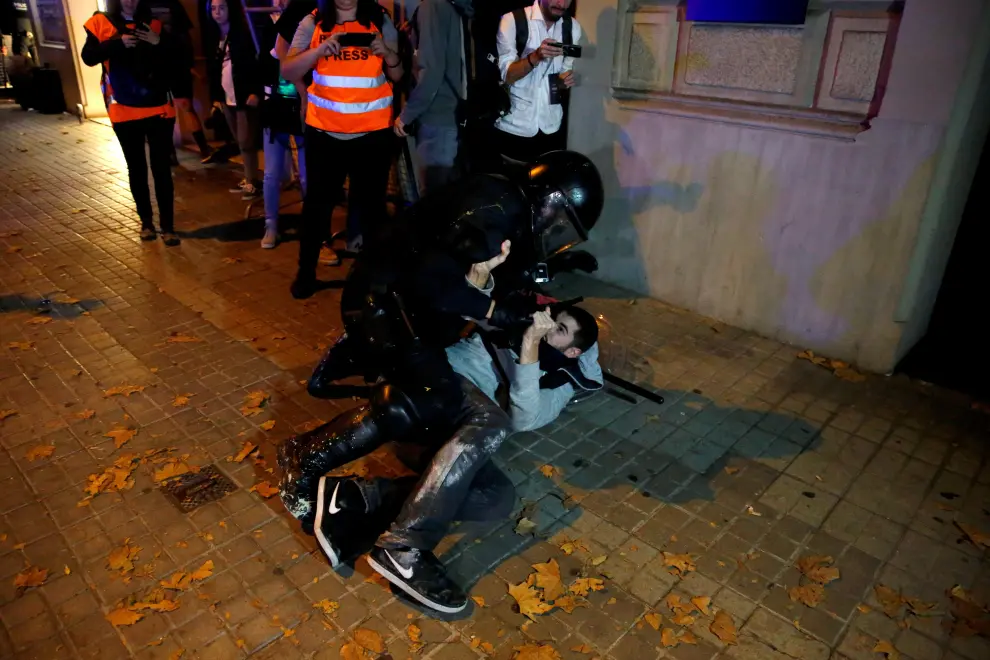Los Mossos cargan contra los manifestantes congregados frente a la Delegación de Gobierno en Barcelona.