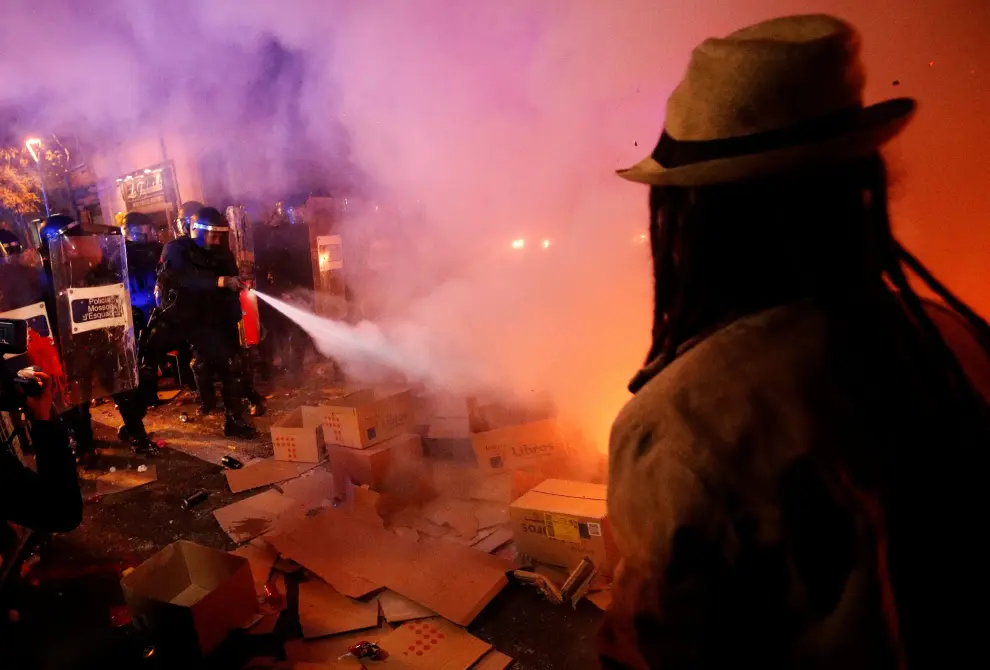 Los Mossos tratan de apagar la hoguera encendida por los manifestantes