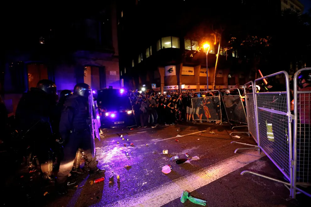 Los antidisturbios han cargado contra los manifestantes congregados junto a la Delegación de Gobierno en Barcelona.