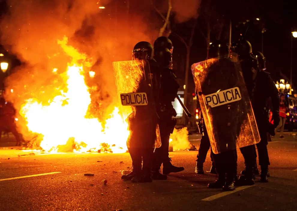 Las protestas se recrudecen en Barcelona con disturbios y cargas policiales