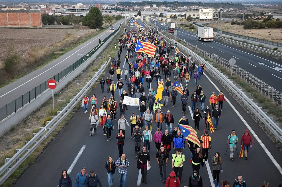 Miles de independentistas se han ido sumando a las cinco 'Marchas por libertad' que avanzan desde distintos puntos de Cataluña hacia Barcelona, a donde llegarán este viernes.