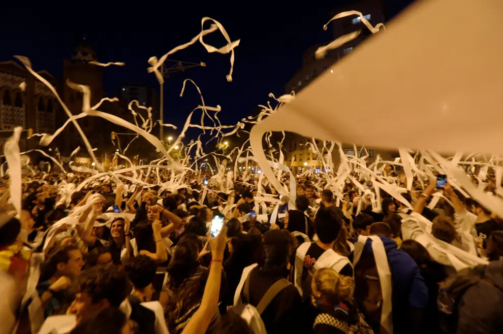 People throw rolls of toilet paper during a protest after a verdict in a trial over a banned Catalonia's independence referendum in Barcelona, Spain, October 16, 2019. REUTERS/Jon Nazca [[[REUTERS VOCENTO]]] SPAIN-POLITICS/CATALONIA-PROTEST