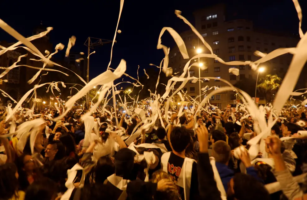 People throw rolls of toilet paper during a protest after a verdict in a trial over a banned Catalonia's independence referendum in Barcelona, Spain, October 16, 2019. REUTERS/Jon Nazca [[[REUTERS VOCENTO]]] SPAIN-POLITICS/CATALONIA-PROTEST