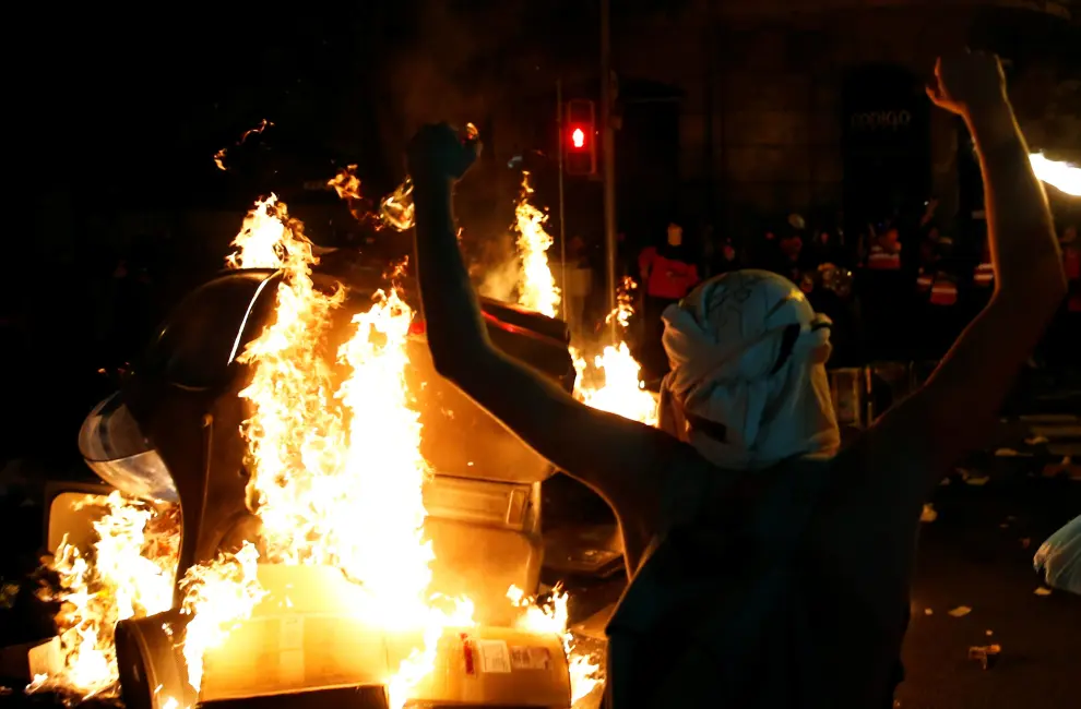 A separatist supporter reacts in front of a fire during a protest after a verdict in a trial over a banned independence referendum in Barcelona, Spain, October 17, 2019. REUTERS/Rafael Marchante [[[REUTERS VOCENTO]]] SPAIN-POLITICS/CATALONIA-PROTEST