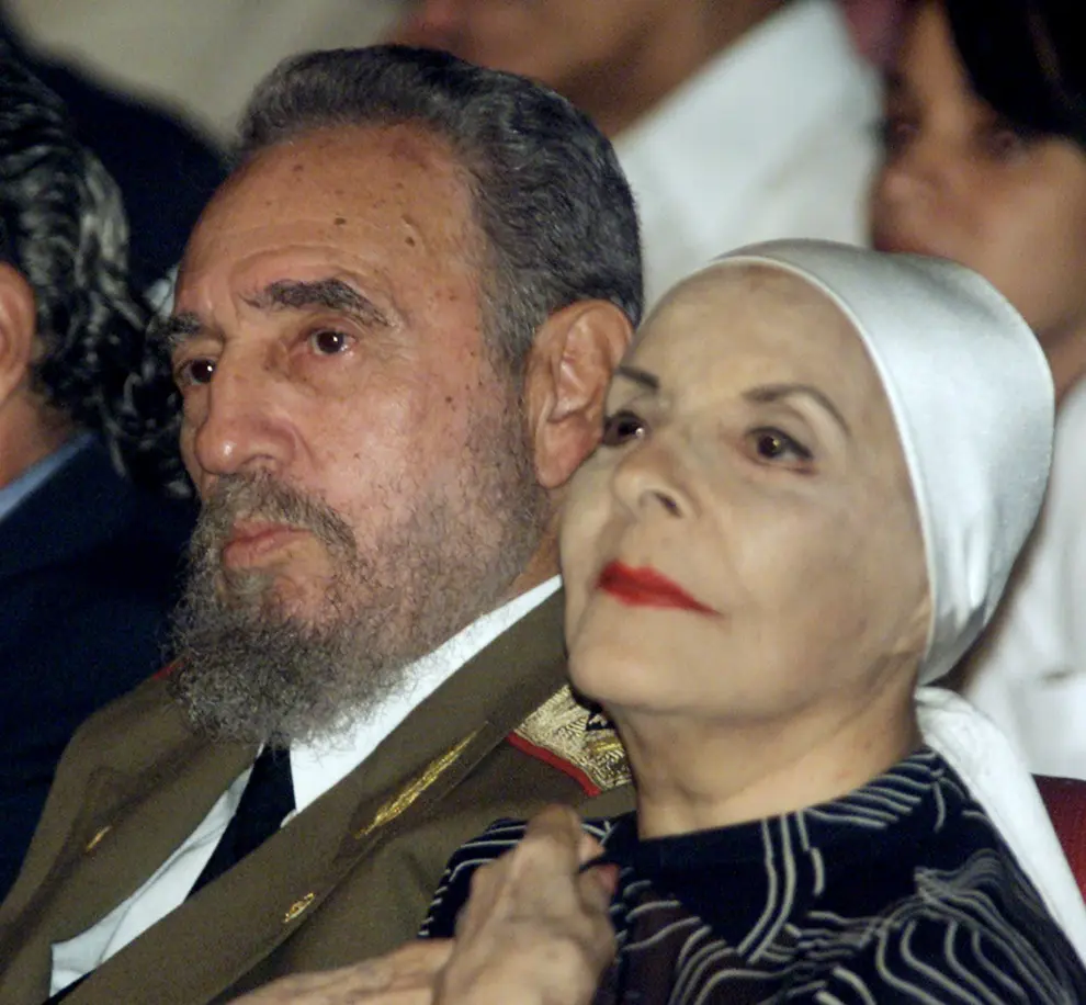 **FILE**Alicia Alonso, Cuba's grande dame of dance and the founder of the internationally renowned National Ballet of Cuba, receives the Jose Marti medal, Cuba's highest honor, from Cuban leader Fidel Castro in this Dec. 20, 2000 file photo taken at the Revolution Palace in Havana. Alonso will travel to Paris next Saturday where UNESCO will pay a tribute to her on World Dance Day, April.29,2003. (AP Photo/Jose Goitia)   CUBA ALONSO CASTRO
