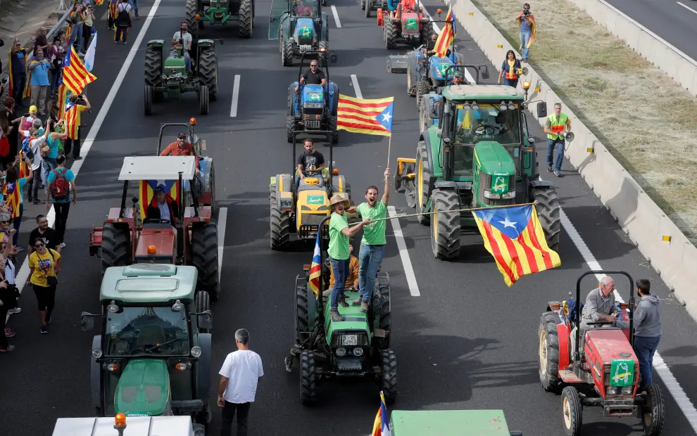 Lorries queue on the motorway in Le Boulou near the Franco-Spanish border as Catalan demonstrators block the Spanish motorway during Catalonia's general strike, France, October 18, 2019.  REUTERS/Regis Duvignau [[[REUTERS VOCENTO]]] SPAIN-POLITICS/CATALONIA-FRANCE