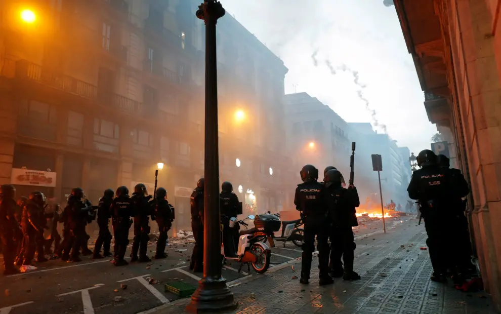 Riot police stand guard during Catalonia's general strike in Barcelona, Spain, October 18, 2019.  REUTERS/Juan Medina [[[REUTERS VOCENTO]]] SPAIN-POLITICS/CATALONIA-STRIKE