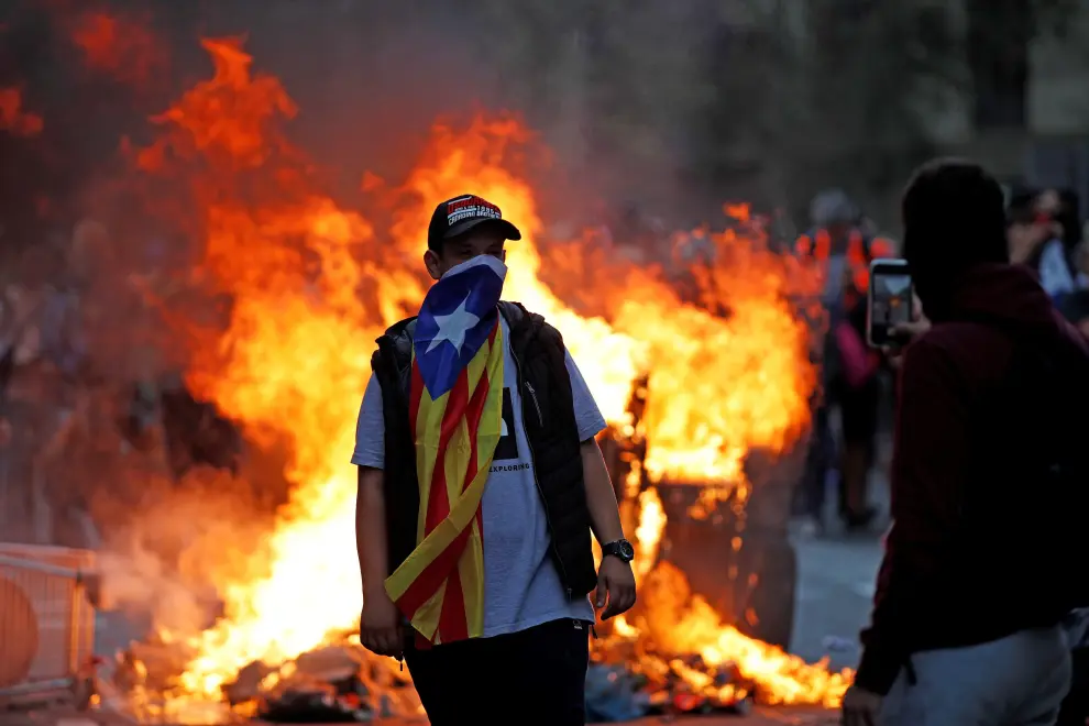 A Catalan demonstrator throw a tear gas canister back to the police during Catalonia's general strike in Barcelona, Spain, October 18, 2019.  REUTERS/Albert Gea [[[REUTERS VOCENTO]]] SPAIN-POLITICS/CATALONIA-STRIKE