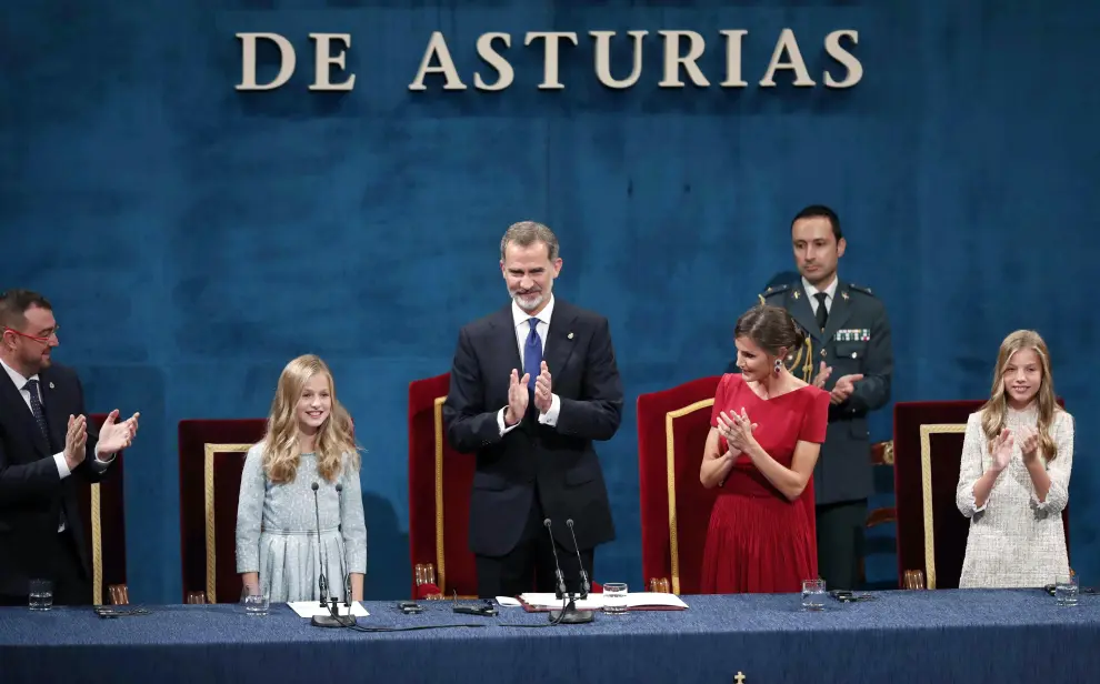 GRAF2762. OVIEDO, 18/10/2019.- La princesa Leonor pronuncia por primera vez su discurso en la ceremonia de entrega de los Premios Princesa de Asturias 2019, este viernes en el Teatro Campoamor de Oviedo. EFE/ Ballesteros CEREMONIA ENTREGA PREMIOS PRINCESA DE ASTURIAS 2019