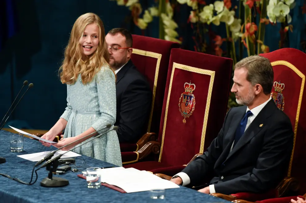 Spain's Princess Leonor reacts as Spain's King Felipe and Queen Letizia applaud after delivering her speech during the 2019 Princess of Asturias Awards' ceremony at Campoamor Theatre in Oviedo, Spain October 18, 2019. REUTERS/Eloy Alonso [[[REUTERS VOCENTO]]] SPAIN-ROYALS/AWARDS