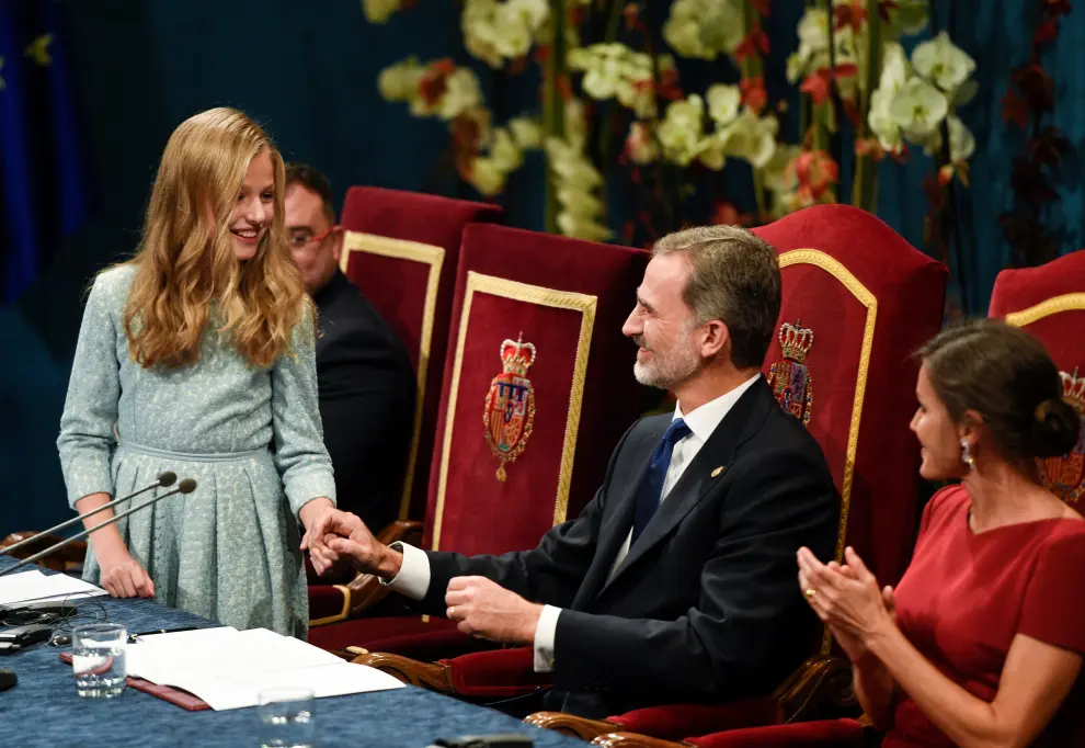 Spain's Princess Leonor embraces Spain's King Felipe as Spain's Queen Letizia applauds during the Princess of Asturias Awards' ceremony at Campoamor Theatre in Oviedo, Spain October 18, 2019. REUTERS/Eloy Alonso [[[REUTERS VOCENTO]]] SPAIN-ROYALS/AWARDS