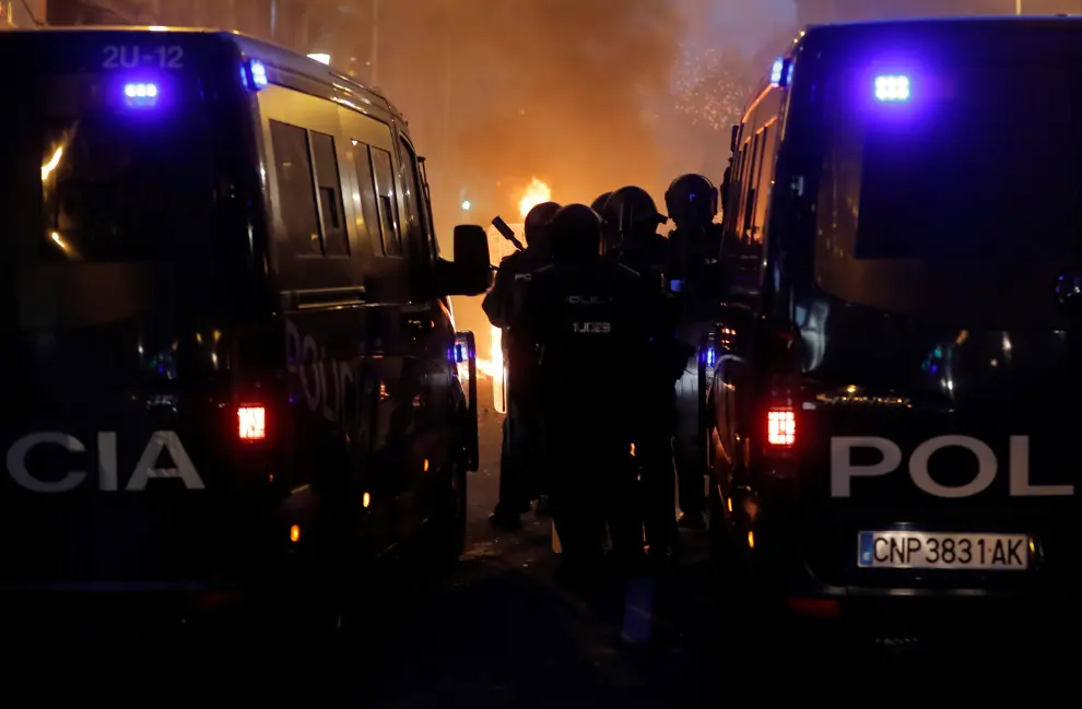 Riot police stand guard next to two police vans during Catalonia's general strike in Barcelona, Spain, October 18, 2019. REUTERS/Juan Medina [[[REUTERS VOCENTO]]] SPAIN-POLITICS/CATALONIA-STRIKE