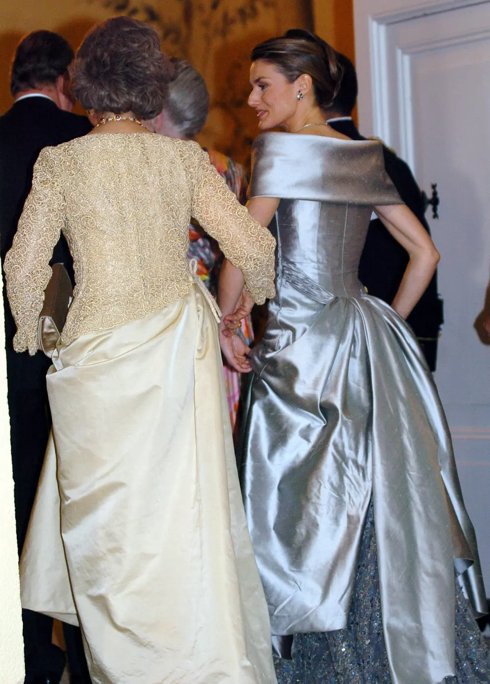 Doña Sofía (izquierda, vestida de Pertegaz) y doña Letizia, en la cena de gala premia a la boda real de 2004..