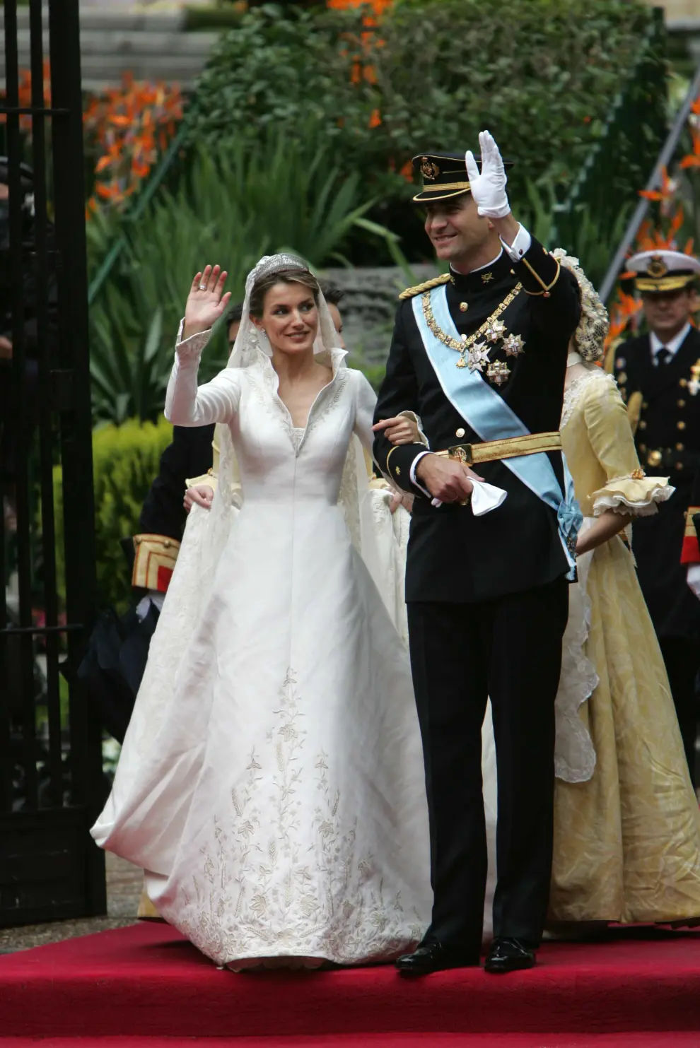 La Reina, el día de su boda, con un vestido de Manuel Pertegaz.