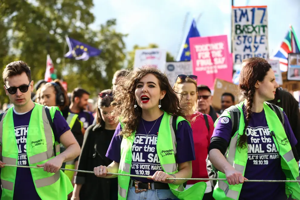 London (United Kingdom), 19/10/2019.- Demonstrators march during the People's Vote Together for the Final Say March, in London, Britain, 19 October 2019. Hundreds of thousands of people are taking part in the protest march calling for a referendum on the final Brexit deal on 'Super Saturday', as members of parliament sit in the House of Commons in London to debate and vote on Prime Minister Boris Johnson's final Brexit deal. (Protestas, Reino Unido, Estados Unidos, Londres) EFE/EPA/HOLLIE ADAMS Together for the Final Say March against Brexit protest march in London