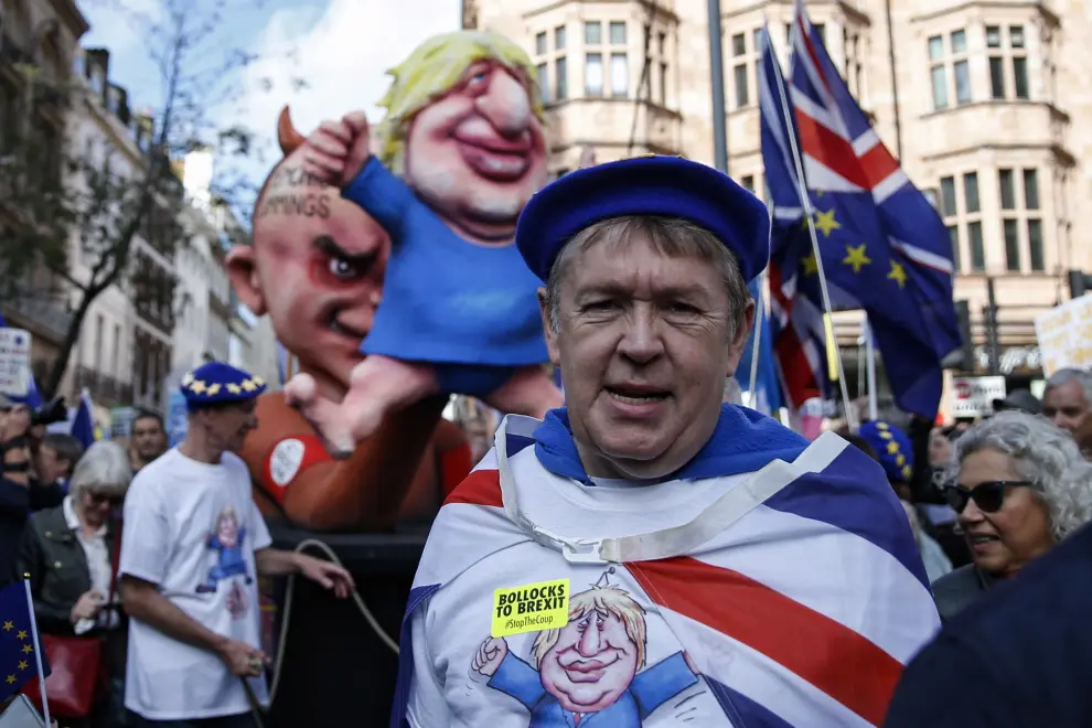 London (United Kingdom), 19/10/2019.- Demonstrators march during the People's Vote Together for the Final Say March, in London, Britain, 19 October 2019. Hundreds of thousands of people are taking part in the protest march calling for a referendum on the final Brexit deal on 'Super Saturday', as members of parliament sit in the House of Commons in London to debate and vote on Prime Minister Boris Johnson's final Brexit deal. (Protestas, Reino Unido, Estados Unidos, Londres) EFE/EPA/HOLLIE ADAMS Together for the Final Say March against Brexit protest march in London