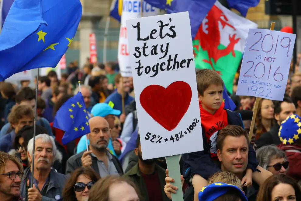 London (United Kingdom), 19/10/2019.- People attend the 'Together for the Final Say' march against Brexit in London, Britain, 19 October 2019. Hundreds of thousands of people are taking part in the protest march calling for a referendum on the final Brexit deal on 'Super Saturday', as members of parliament sit in the House of Commons in London to debate and vote on Prime Minister Boris Johnson's final Brexit deal. (Protestas, Reino Unido, Estados Unidos, Londres) EFE/EPA/VICKIE FLORES Together for the Final Say March against Brexit protest march in London