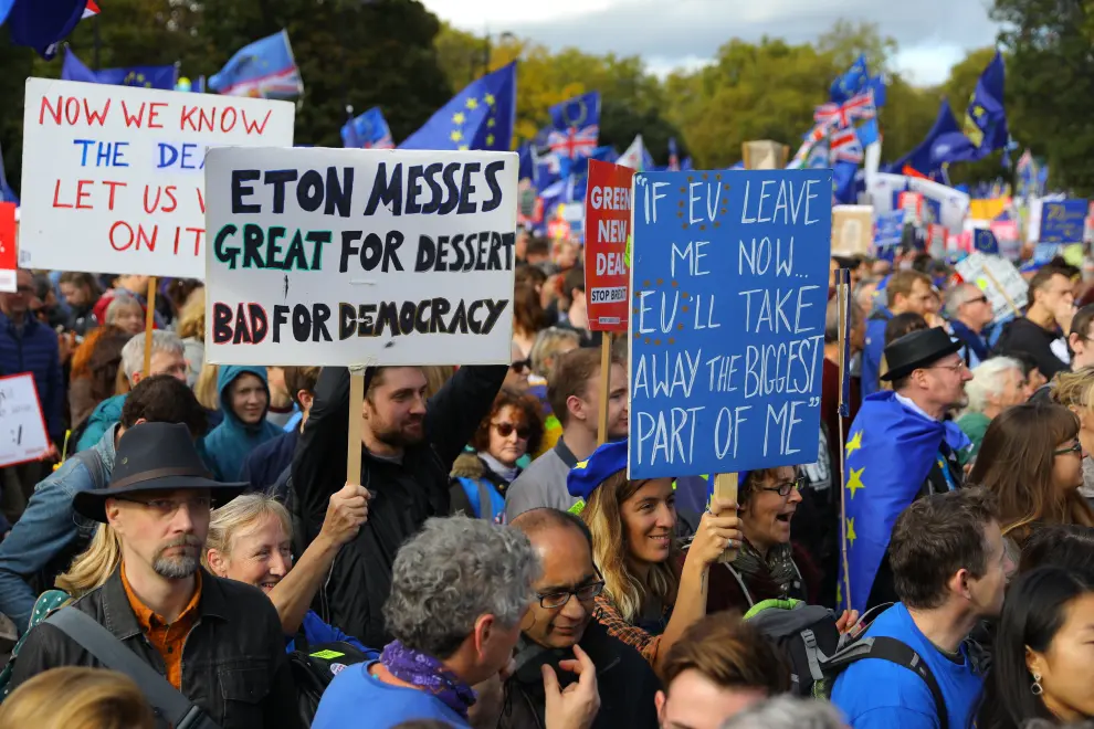 London (United Kingdom), 19/10/2019.- People attend the 'Together for the Final Say' march against Brexit in London, Britain, 19 October 2019. Hundreds of thousands of people are taking part in the protest march calling for a referendum on the final Brexit deal on 'Super Saturday', as members of parliament sit in the House of Commons in London to debate and vote on Prime Minister Boris Johnson's final Brexit deal. (Protestas, Reino Unido, Estados Unidos, Londres) EFE/EPA/VICKIE FLORES Together for the Final Say March against Brexit protest march in London