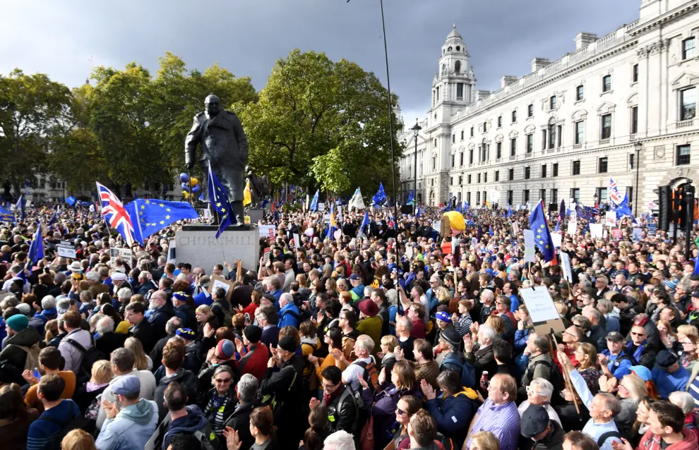 London (United Kingdom), 19/10/2019.- Protesters during the 'Together for the Final Say' march against Brexit in London, Britain, 19 October 2019. Hundreds of thousands of people are taking part in the protest march calling for a referendum on the final Brexit deal on 'Super Saturday', as members of parliament sit in the House of Commons in London to debate and vote on Prime Minister Boris Johnson's final Brexit deal. (Protestas, Reino Unido, Estados Unidos, Londres) EFE/EPA/FACUNDO ARRIZABALAGA Together for the Final Say March against Brexit protest march in London