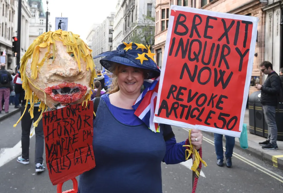 London (United Kingdom), 19/10/2019.- A protester with a placard 'Stop Brexit' during the 'Together for the Final Say' march against Brexit in London, Britain, 19 October 2019. Hundreds of thousands of people are taking part in the protest march calling for a referendum on the final Brexit deal on 'Super Saturday', as members of parliament sit in the House of Commons in London to debate and vote on Prime Minister Boris Johnson's final Brexit deal. (Protestas, Reino Unido, Estados Unidos, Londres) EFE/EPA/FACUNDO ARRIZABALAGA Together for the Final Say March against Brexit protest march in London
