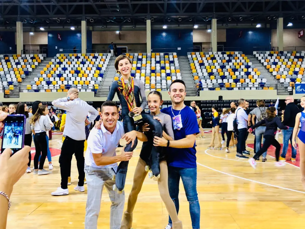 Marco Lostao (plata) y Patricia Castelrenas (4ª) con sus entrenadores en el Campeonato de España de patinaje artístico alevín e infantil en Zaragoza