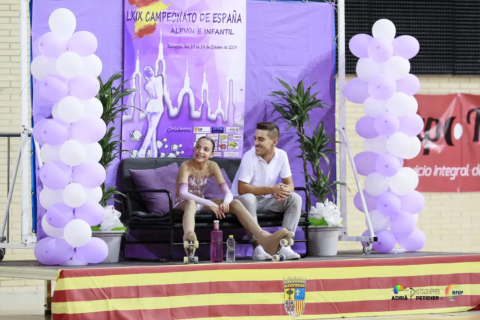 Patricia Castelreanas con su entrenador en el Campeonato de España de patinaje artístico alevín e infantil en Zaragoza