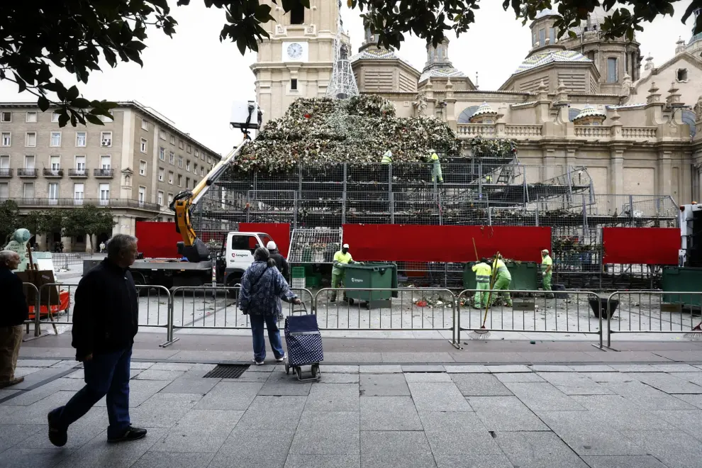 Comienzan a retirar las flores de la Ofrenda en la plaza del Pilar de Zaragoza