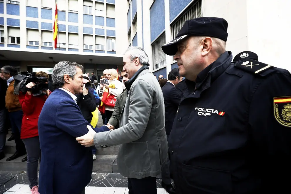 Unos 200 policías del cuerpo Nacional de policía  se han concentrado este mediodía a las puertas de la Jefatura Superior de Aragón para mostrar su apoyo a todos los compañeros desplegados estos días en Cataluña