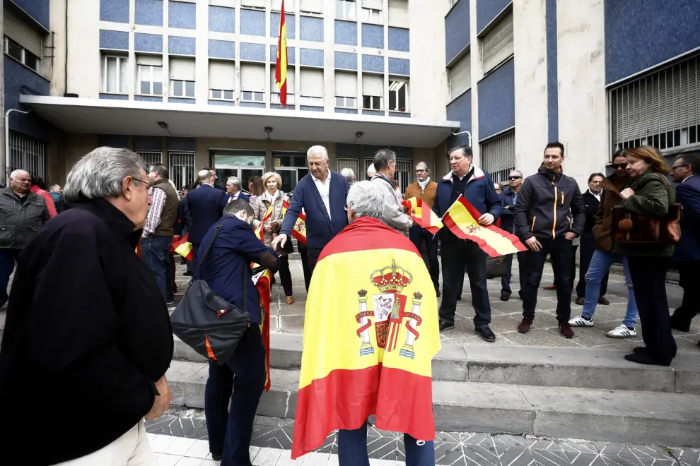 Unos 200 policías del cuerpo Nacional de policía se han concentrado este mediodía a las puertas de la Jefatura Superior de Aragón para mostrar su apoyo a todos los compañeros desplegados estos días en Cataluña