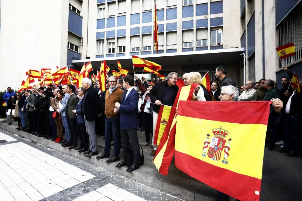 Unos 200 policías del cuerpo Nacional de policía  se han concentrado este mediodía a las puertas de la Jefatura Superior de Aragón para mostrar su apoyo a todos los compañeros desplegados estos días en Cataluña