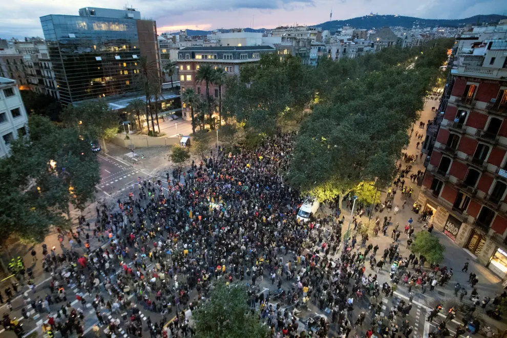 Centenares de personas piden la dimisión de Buch en una protesta con globos