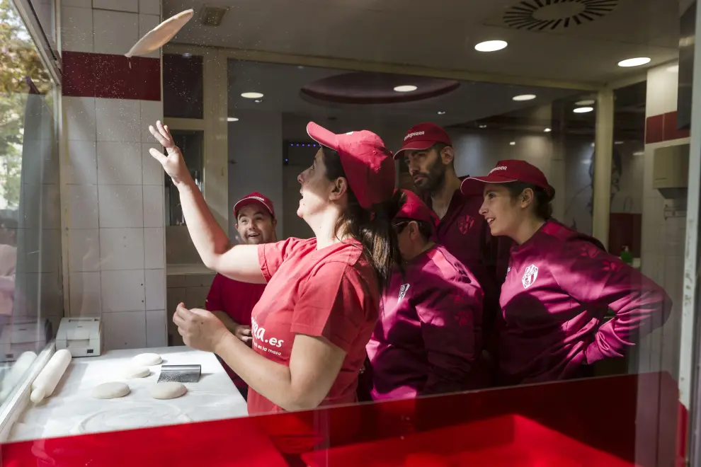 Junto al resto de trabajadores de Telepizza, los jóvenes elaboraron sus propias pizzas para luego degustarlas juntos.