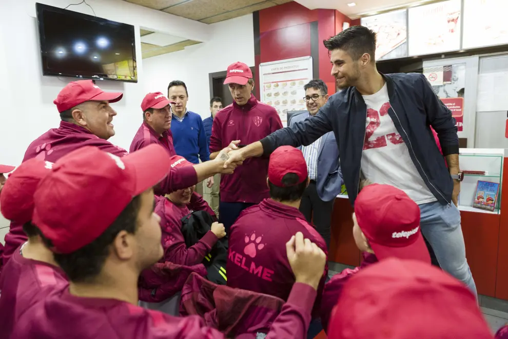 El defensa de la SD Huesca, Kike Hermoso, visitó a los miembros del equipo.