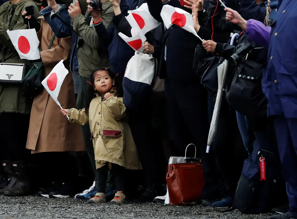 A girl waits outside the Imperial Palace after the enthronement ceremony of Japan's Emperor Naruhito in Tokyo, Japan October 22, 2019. REUTERS/Soe Zeya Tun [[[REUTERS VOCENTO]]] JAPAN-EMPEROR/ENTHRONEMENT